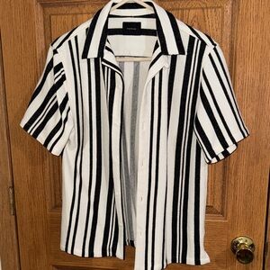 Raisins Men's Black and White Striped Casual Shirt